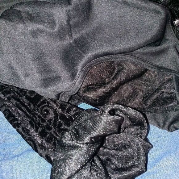 Velvet top (no measurements sorry) - Picture 15 of 16